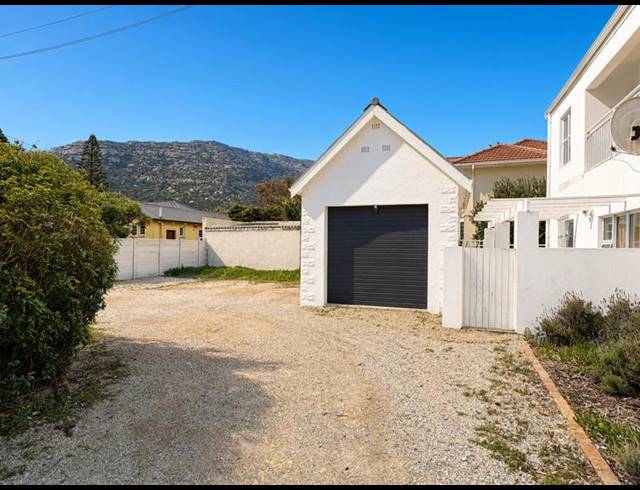 2 BEDROOM PROPERTY TO RENT IN FISH HOEK